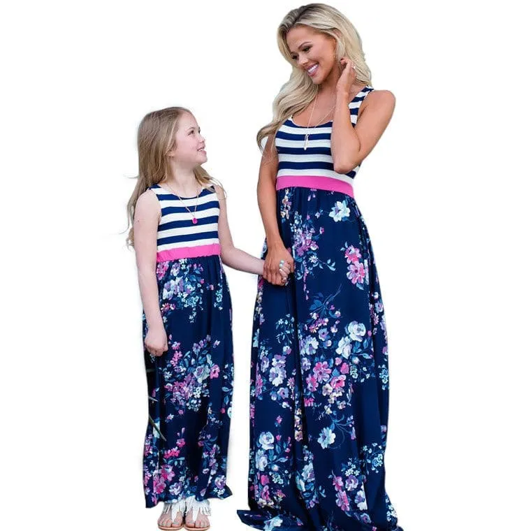 Marineblaues Und Weißes Kleid