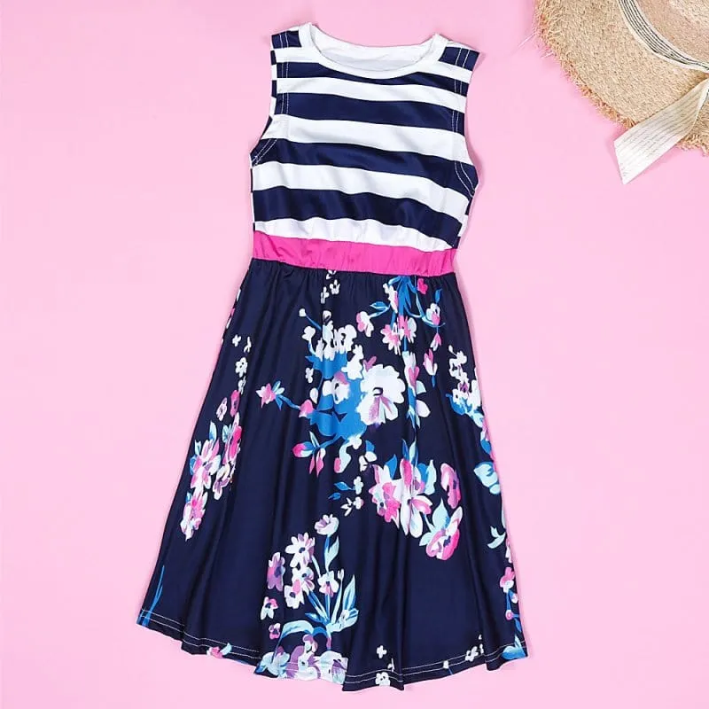 Marineblaues Und Weißes Kleid