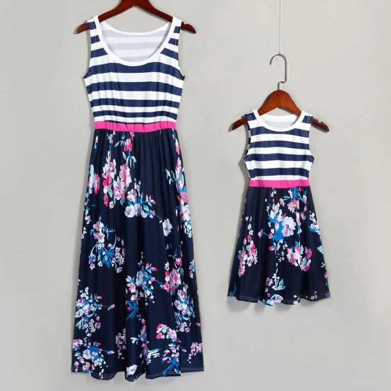 Marineblaues Und Weißes Kleid