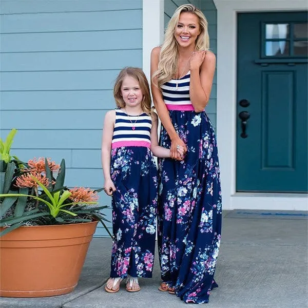 Marineblaues Und Weißes Kleid