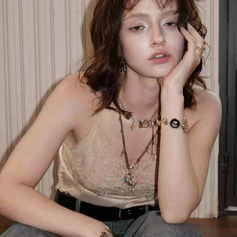 Grunge-Armband für Damen mit mehreren geprägten Medaillons