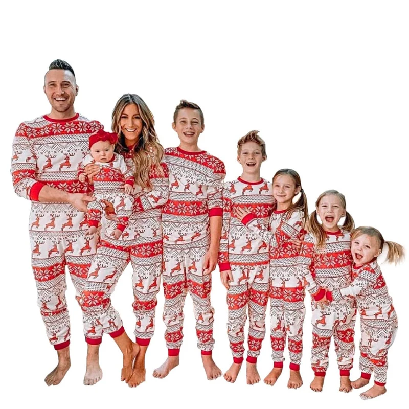 Identischer Weihnachtspyjama für die ganze Familie