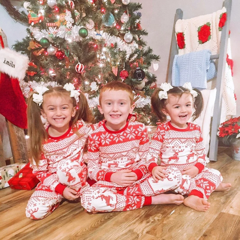 Identischer Weihnachtspyjama für die ganze Familie