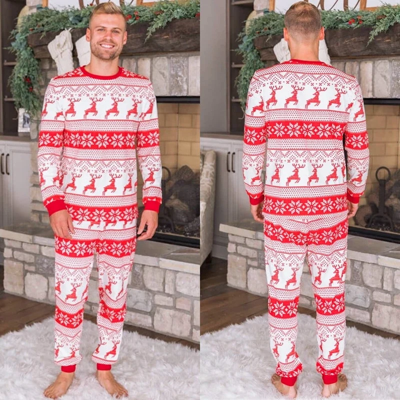 Identischer Weihnachtspyjama für die ganze Familie
