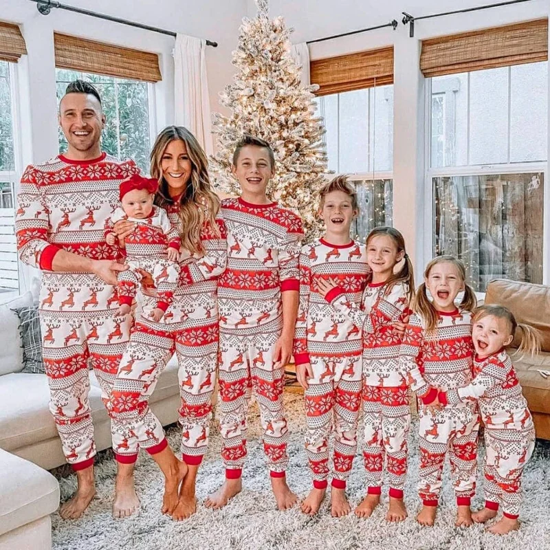 Identischer Weihnachtspyjama für die ganze Familie