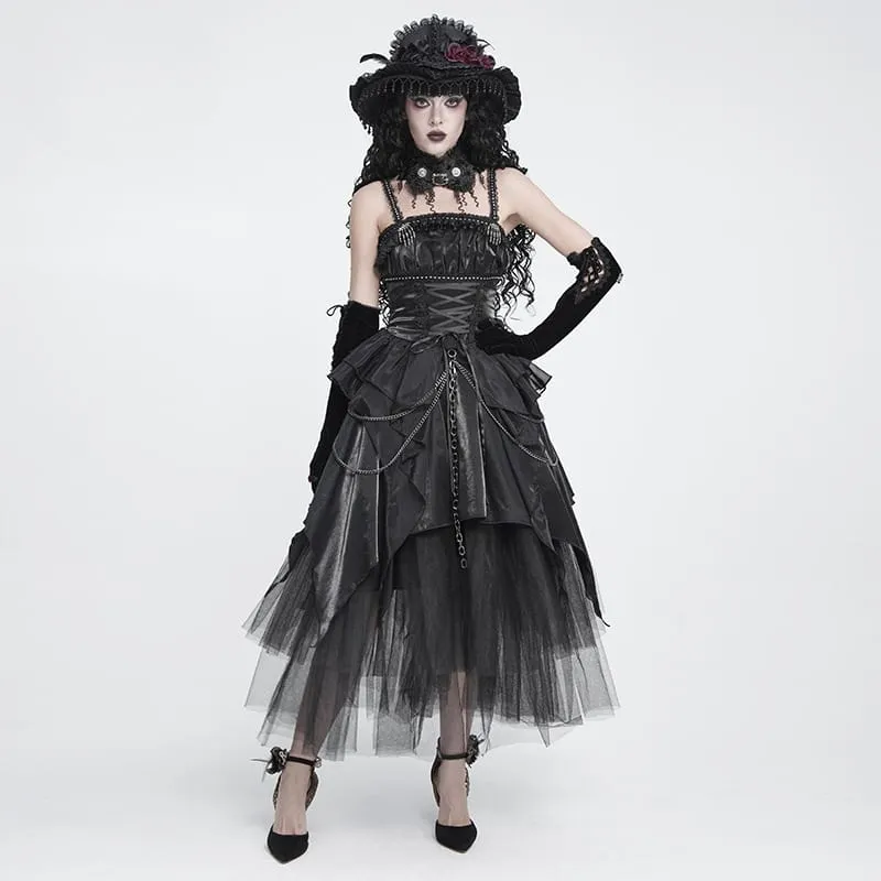Schwarzes, gotisches Damen-Slipkleid mit Schnürung, Ketten, Raffungen und unregelmäßigem Saum – ideal als Hochzeitskleid.