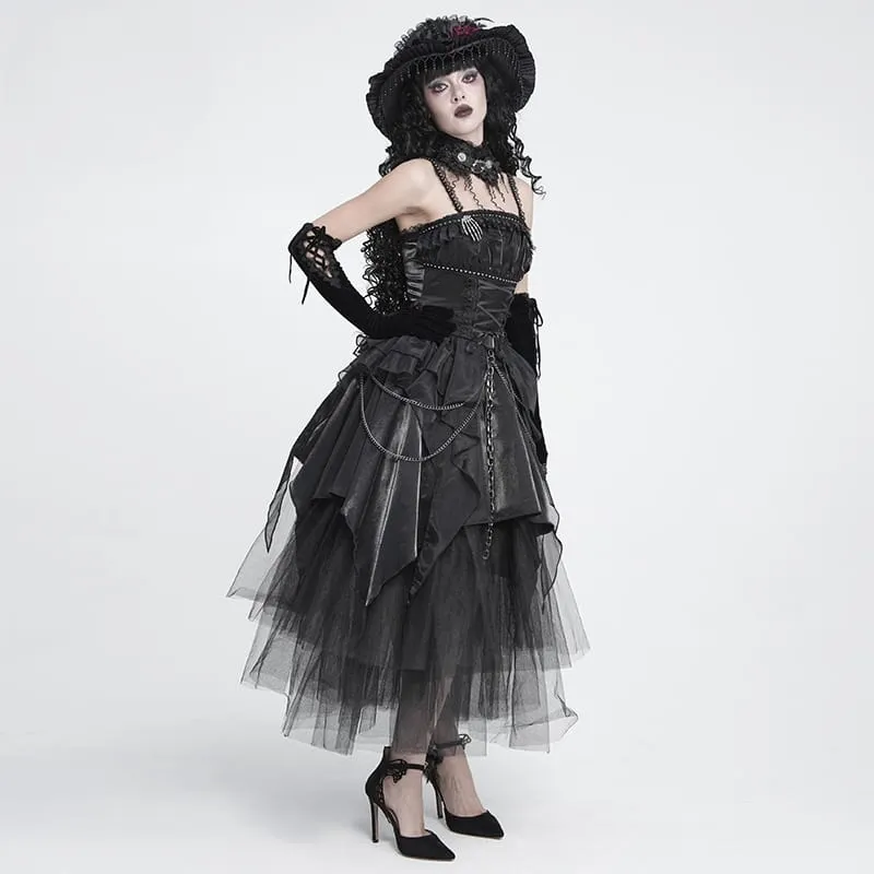 Schwarzes, gotisches Damen-Slipkleid mit Schnürung, Ketten, Raffungen und unregelmäßigem Saum – ideal als Hochzeitskleid.