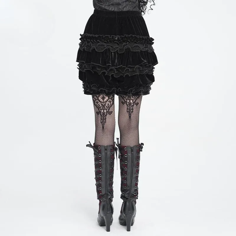 Schwarze Gothic-Shorts aus Samt für Damen mit mehreren Lagen, Perlenbesatz und Rüschen.