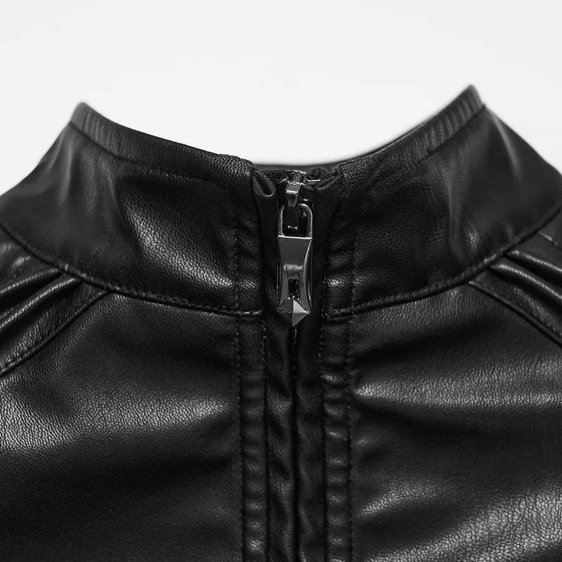 Cyberpunk-Jacke für Damen aus Kunstleder mit Schnallen an den Schultern, Reißverschluss vorne, Stehkragen und Reißverschluss vorne.