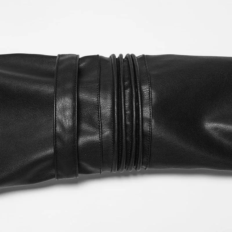 Cyberpunk-Jacke für Damen aus Kunstleder mit Schnallen an den Schultern, Reißverschluss vorne, Stehkragen und Reißverschluss vorne.