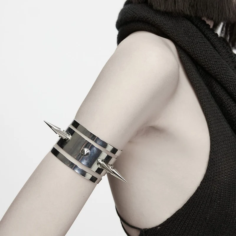 Punk-Armstulpe für Damen mit Ausschnitt und Nieten