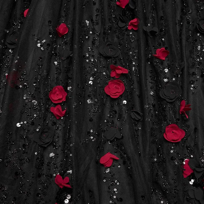Gothic-Maxikleid mit Perlenbesatz, Rosenmuster, eckigem Kragen und Puffärmeln, schwarz-rot