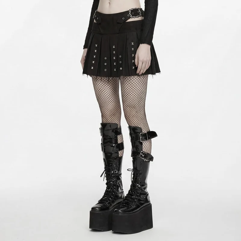 Punk-Rock für Damen mit Schnallenriemen, Nieten und Falten