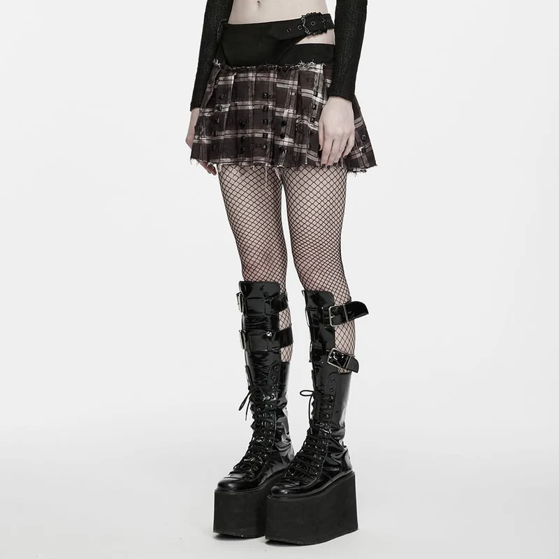 Punk-Rock für Damen mit Nieten, Schnallenriemen und Karomuster, Falten