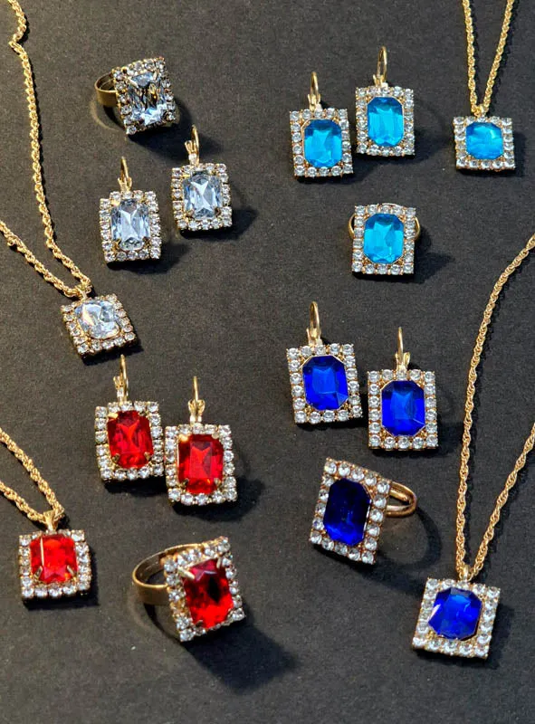 Edles Schmuckset mit Edelsteinen und Strass