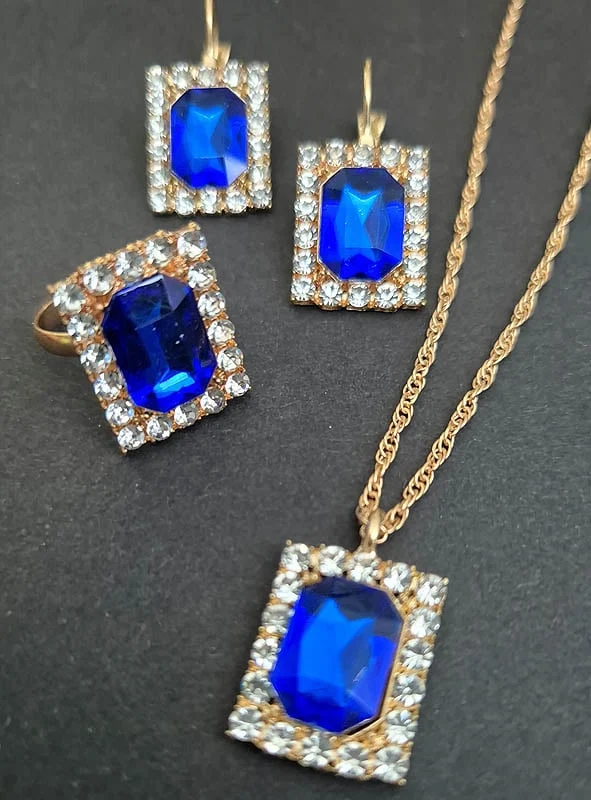 Edles Schmuckset mit Edelsteinen und Strass