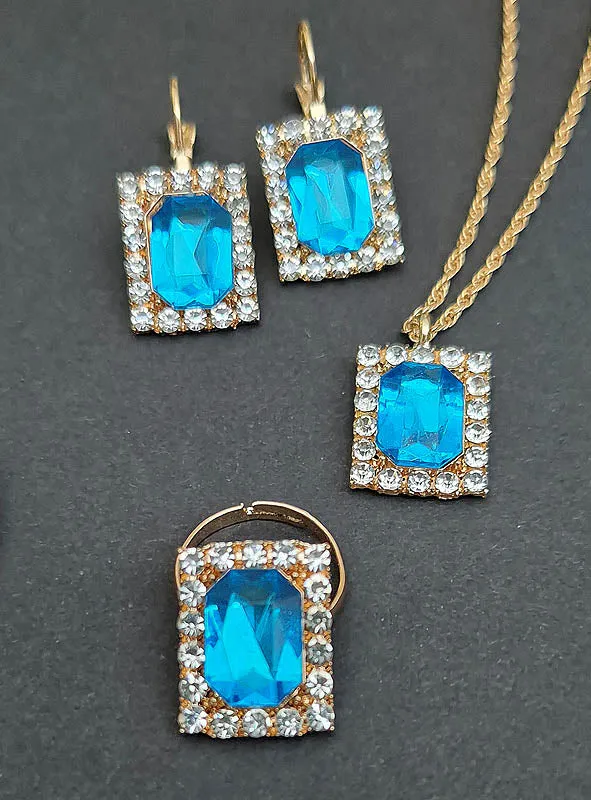Edles Schmuckset mit Edelsteinen und Strass