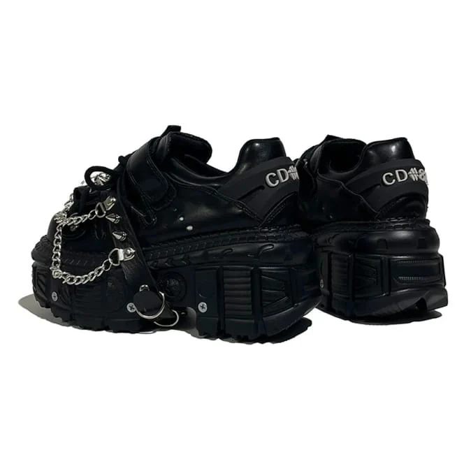 Punkige Damen-Plateauschuhe mit Nieten und Ketten