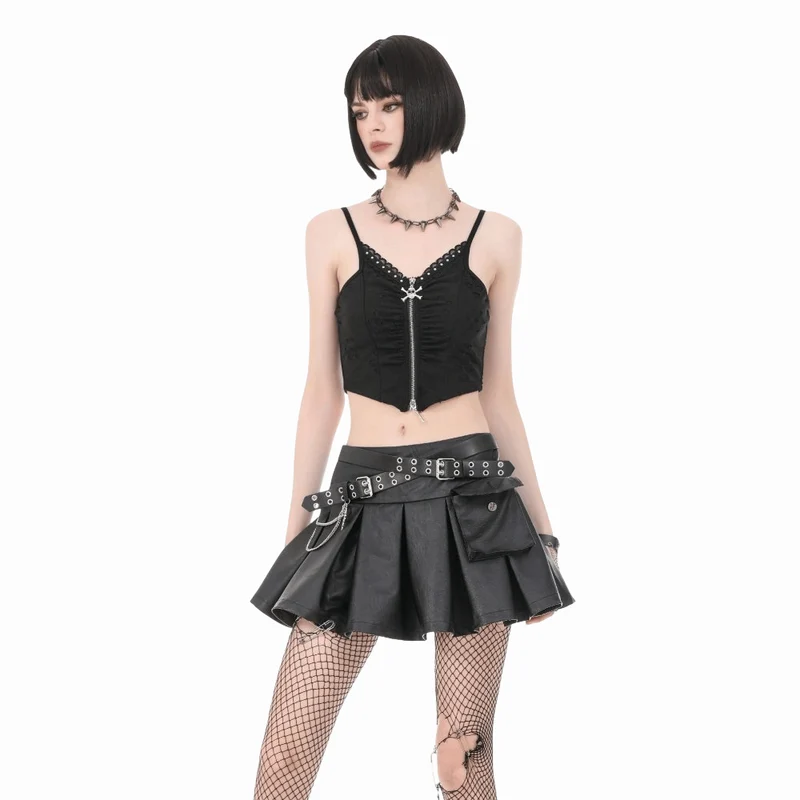 Punk-Rock für Damen mit gekreuztem Gürtel, Ketten und Falten