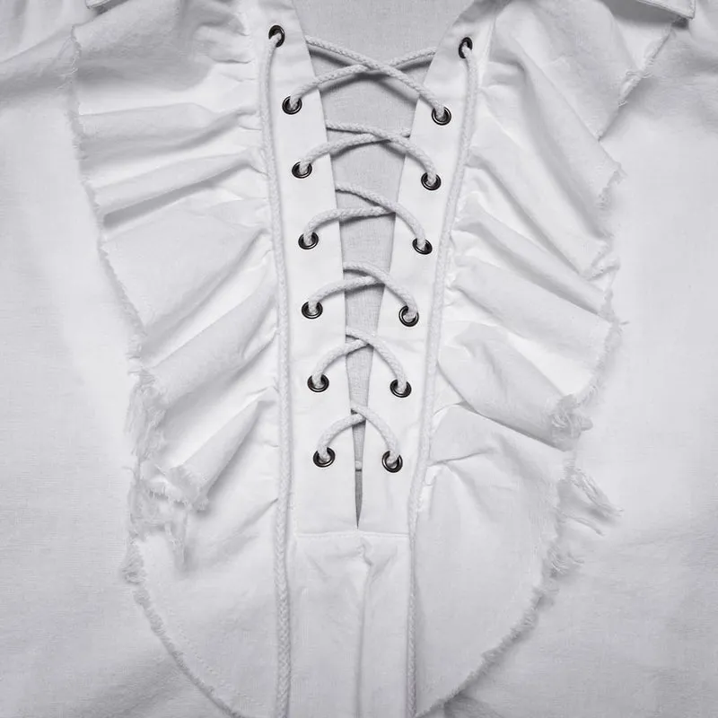 Weißes Herrenhemd im Gothic-Stil mit Schnürung, Rüschen und Bischofsärmeln.