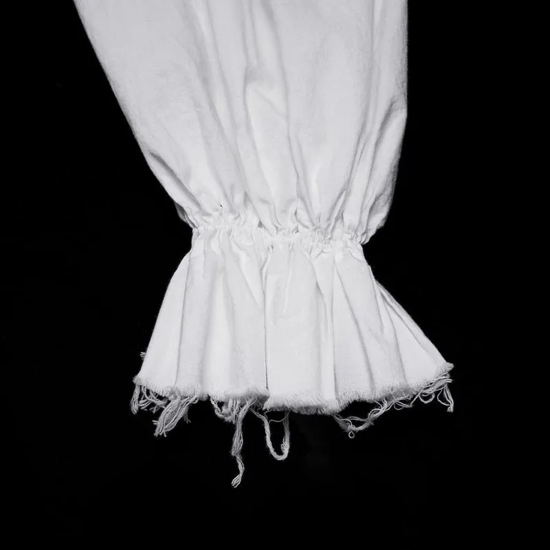Weißes Herrenhemd im Gothic-Stil mit Schnürung, Rüschen und Bischofsärmeln.