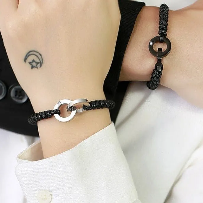 Armband Mit Kordel Und Verschlungenen Ringen
