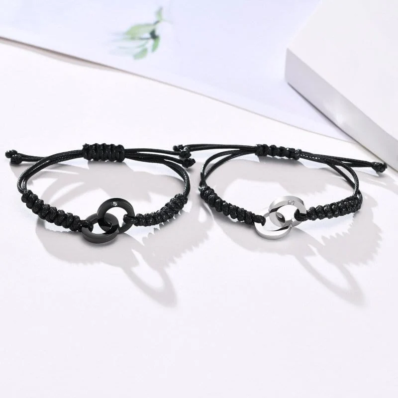 Armband Mit Kordel Und Verschlungenen Ringen
