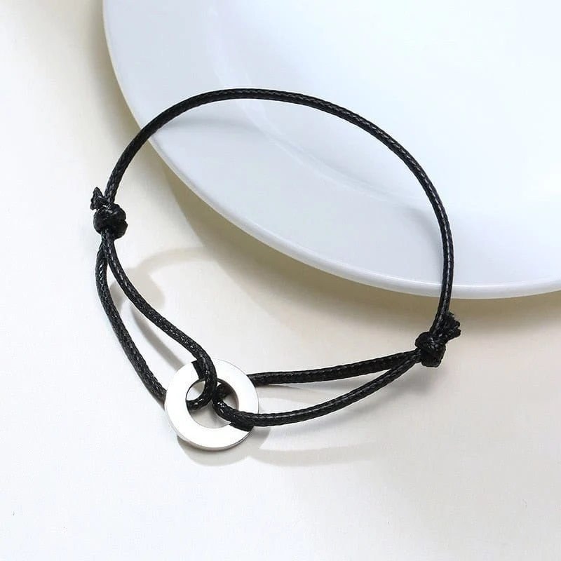 Armband Mit Kordel Und Verschlungenen Ringen
