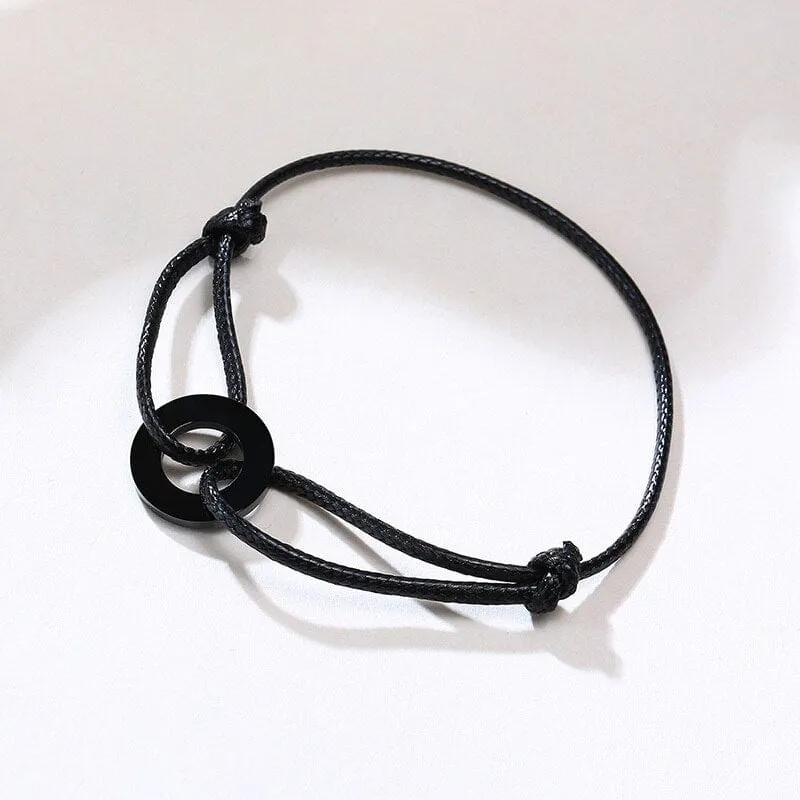 Armband Mit Kordel Und Verschlungenen Ringen