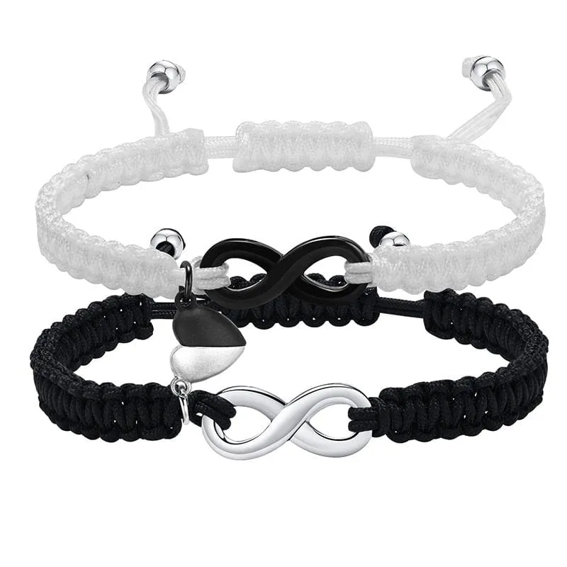 Zwei Paar Armbänder