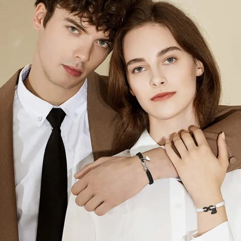 Zwei Paar Armbänder