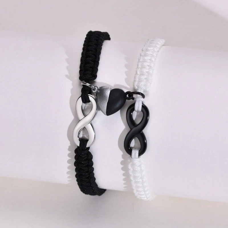 Zwei Paar Armbänder