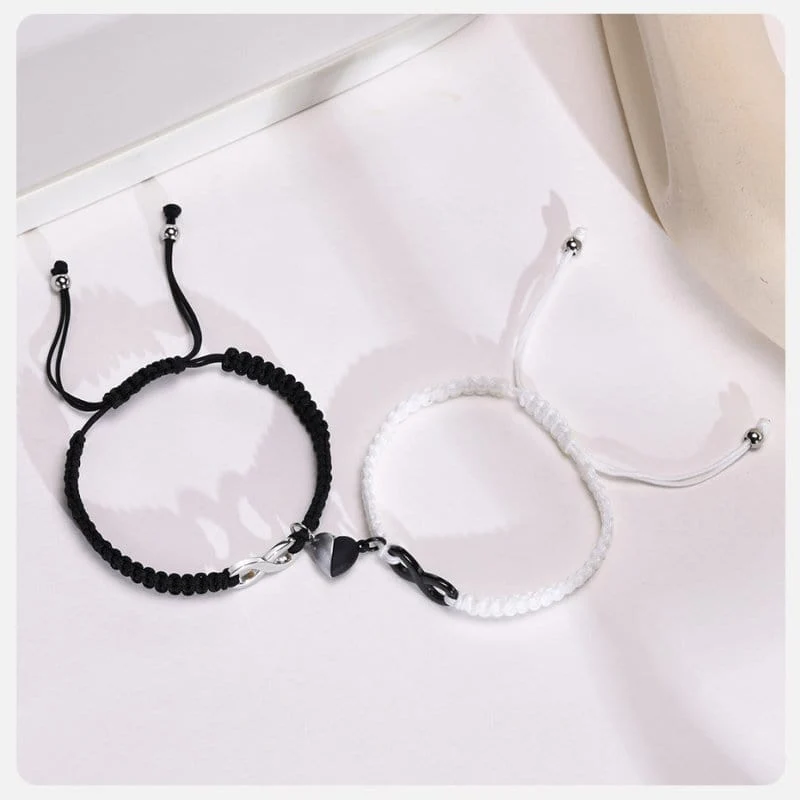 Zwei Paar Armbänder