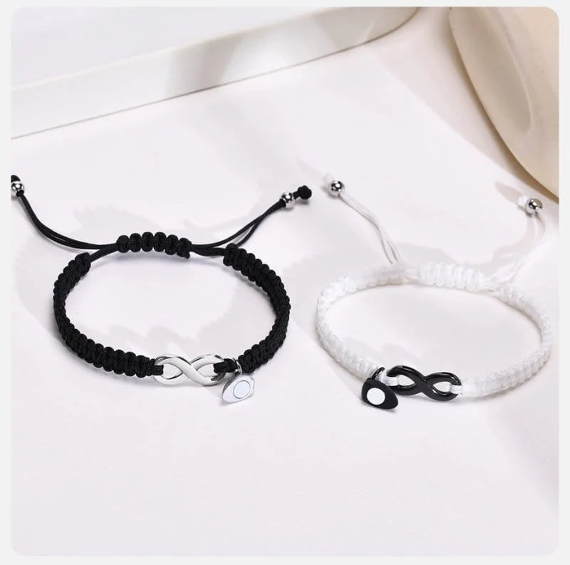 Zwei Paar Armbänder