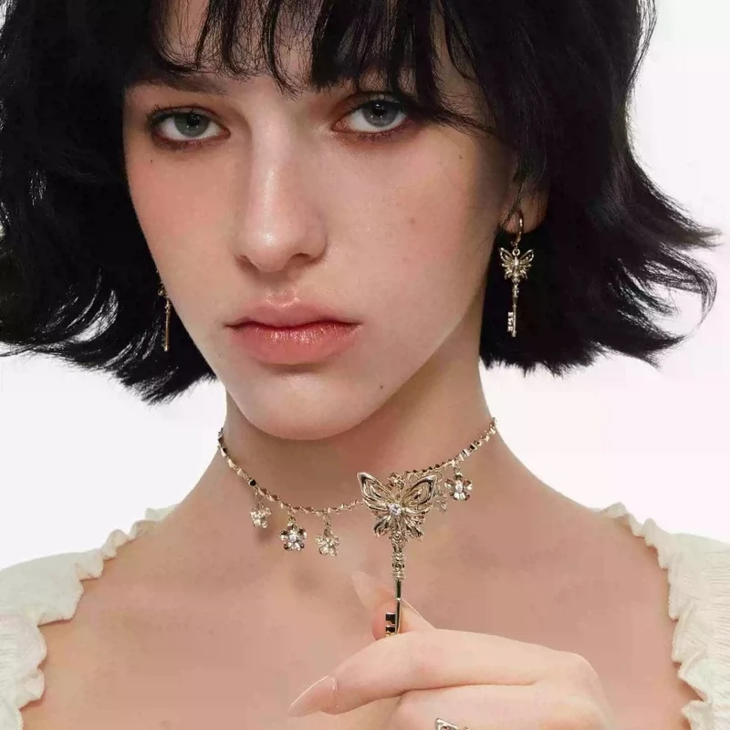 Grunge-Schlüsselanhänger für Damen mit Blumen- und Schmetterlingsmotiv