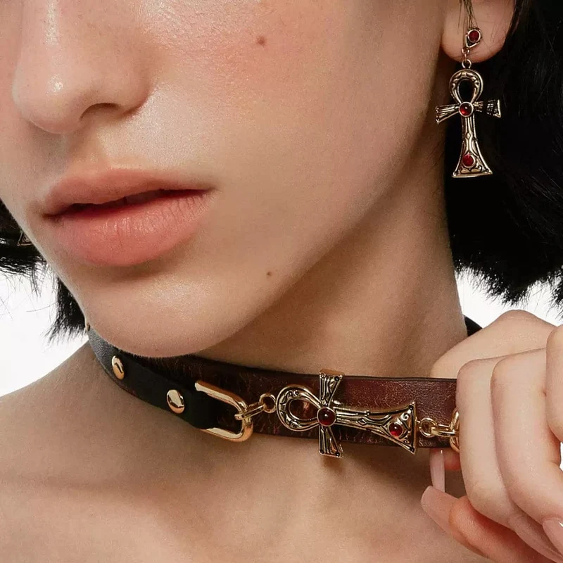 Grunge-Choker für Damen aus Kunstleder mit Kreuz