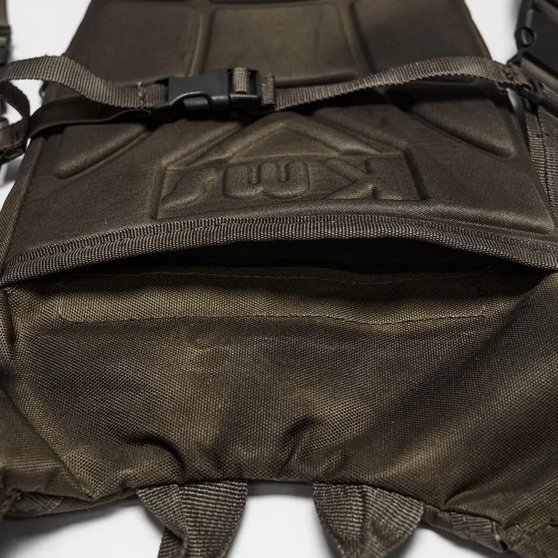 Punk-Rucksack für Herren mit Nieten, Totenköpfen und Kette, Kaffeebraun