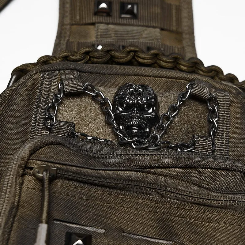 Punkige Umhängetasche für Herren mit Totenkopf-Nieten und Kette, Kaffeebraun