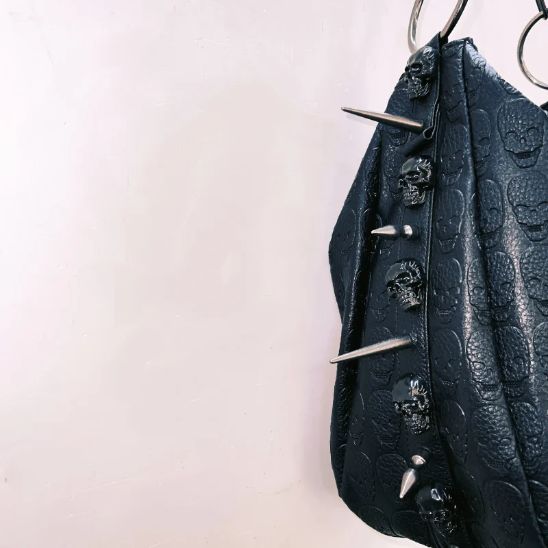 Metal chain o ring skull applique zip-up handbag