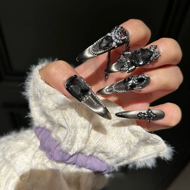 Nagelflicken im Gothic-Stil mit Schleife, Kreuz und Quasten für Damen
