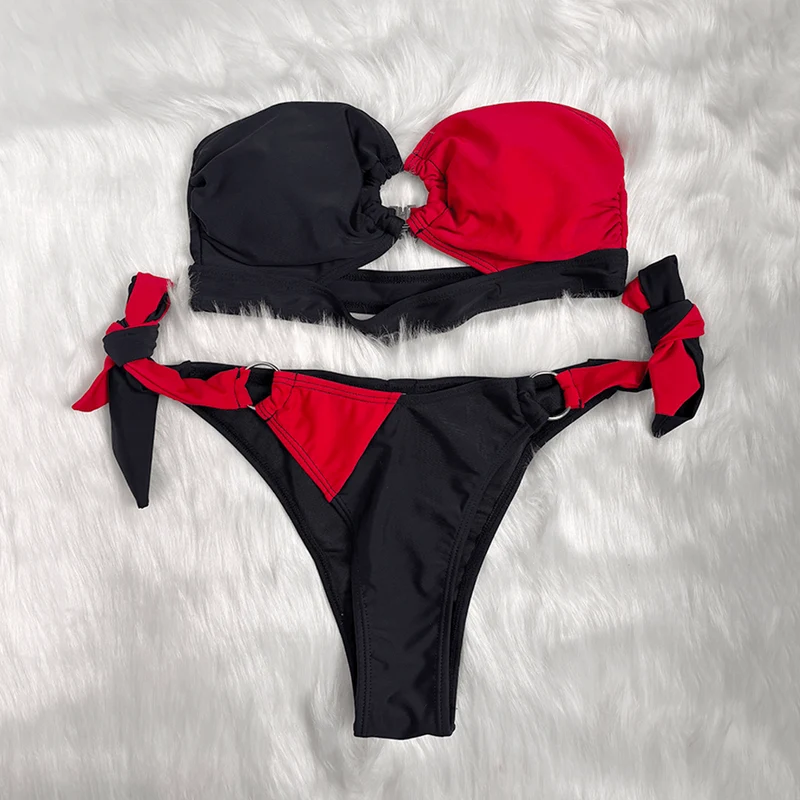 Damen-Bikini-Set im Grunge-Stil mit kontrastfarbenen Ringen und seitlichen Bindebändern