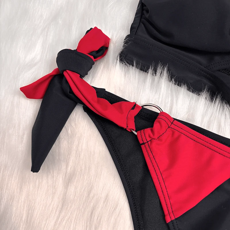 Damen-Bikini-Set im Grunge-Stil mit kontrastfarbenen Ringen und seitlichen Bindebändern