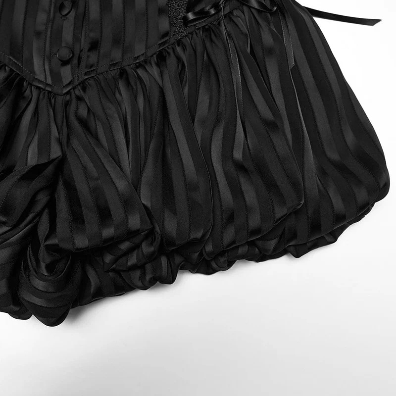 Schwarze Gothic-Shorts für Damen mit Schnürung und Streifenmuster in Kürbisform