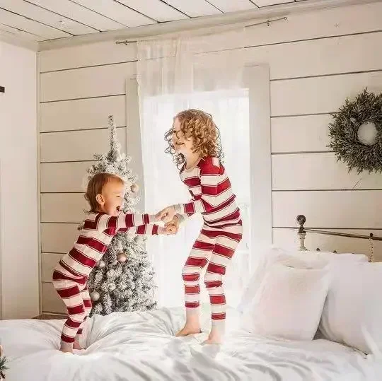 Hausanzug Familie