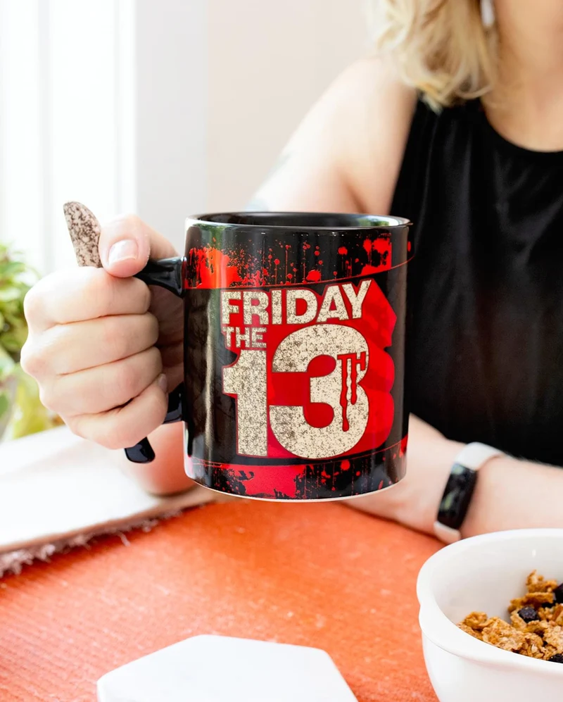 Freitag der 13. Keramiktasse mit Machete als Griff
