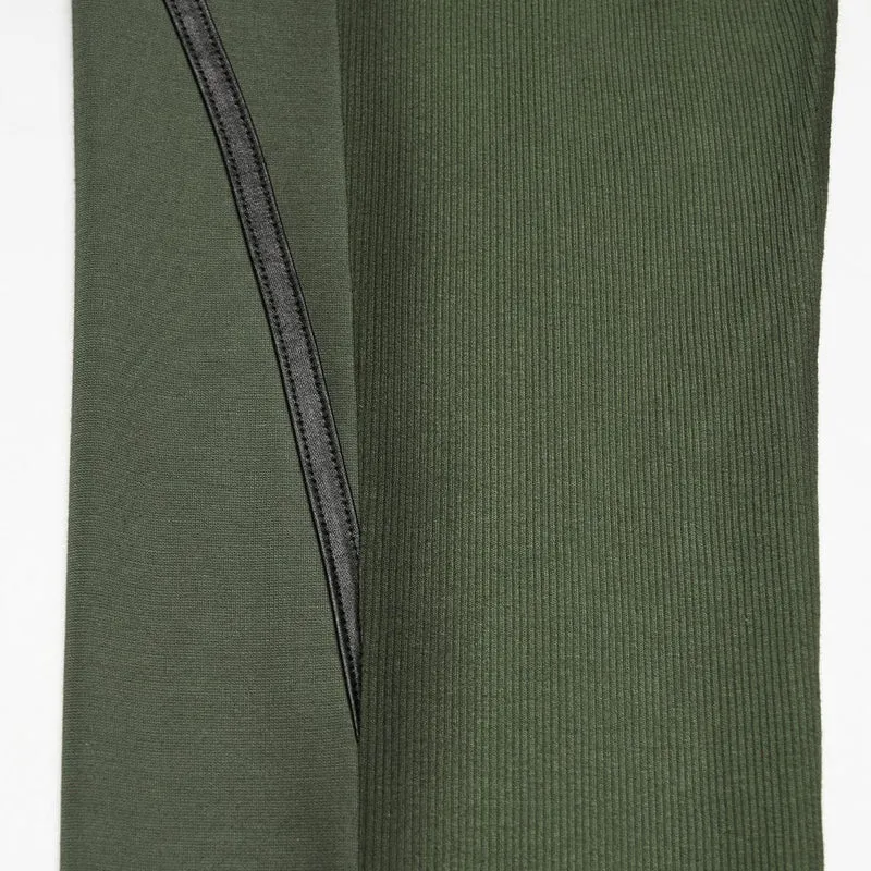 Leggings für Damen mit Cyberpunk-Rüstungsdetails, schwarz-grün