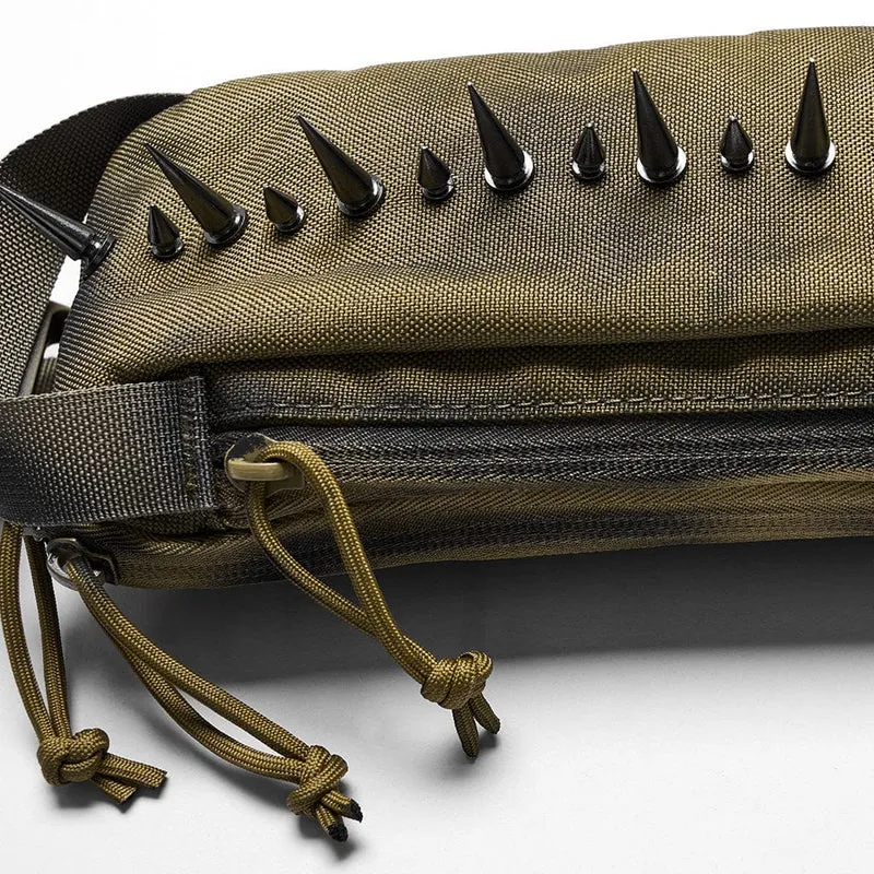 Damen-Umhängetasche im Punk-Militärstil mit Nieten