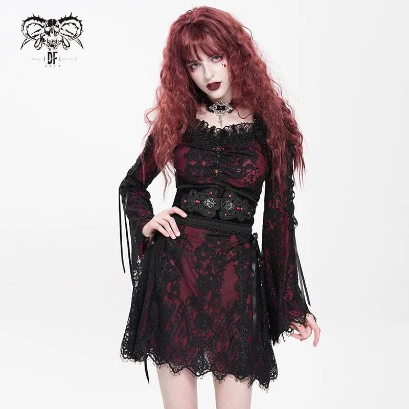 Rotes, gotisches Damenkleid mit Blumenstickerei, Schnürung und eckigem Kragen, ideal für Abschlussfeiern.