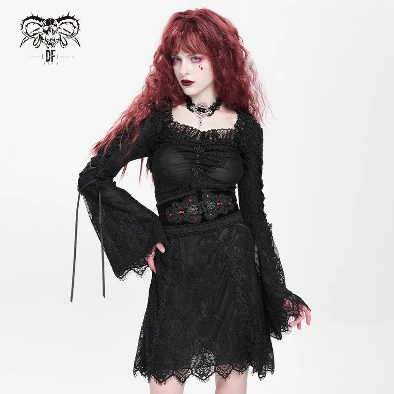 Schwarzes, gotisches Damenkleid mit Blumenstickerei, Schnürung und eckigem Kragen, ideal für Abschlussfeiern.