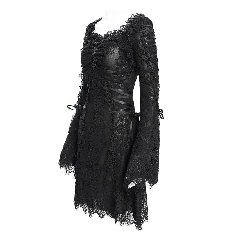 Schwarzes, gotisches Damenkleid mit Blumenstickerei, Schnürung und eckigem Kragen, ideal für Abschlussfeiern.